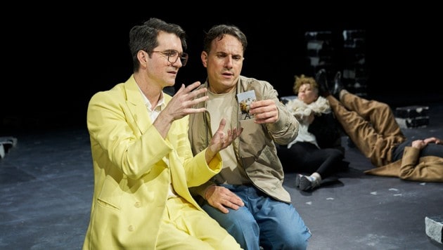 Alles ist erleuchtet mit Stefko Hanushevsky (re.) und Séan Mcdonagh (Bild: Burgtheater/Tommy Hetzel)