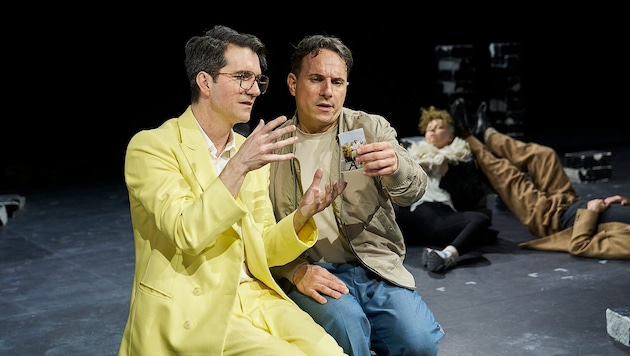 Alles ist erleuchtet mit Stefko Hanushevsky (re.) und Séan Mcdonagh (Bild: Burgtheater/Tommy Hetzel)