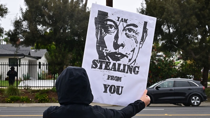 In den USA gibt es aktuell immer wieder Proteste gegen Tesla-Chef Elon Musk. (Bild: AFP/FREDERIC J. BROWN)