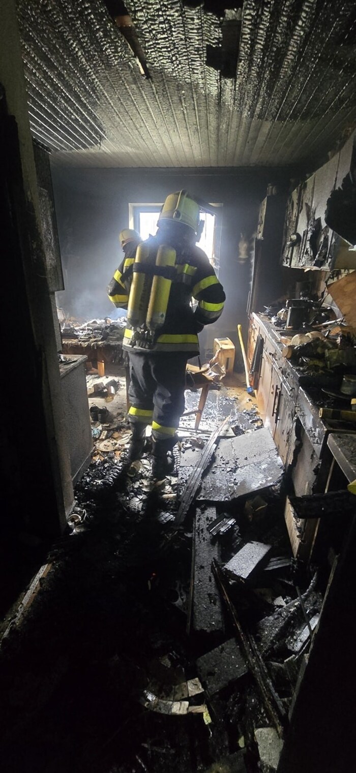 Verkohlt und unbrauchbar ist die Küche der 88-Jährigen seit dem Brand.