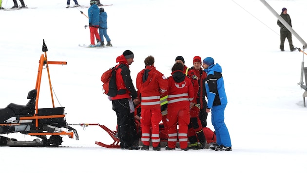 Die Einsatzkräfte konnte nichts mehr für den verunglückten Skifahrer tun (Symbolbild).  (Bild: Jauschowetz Christian)