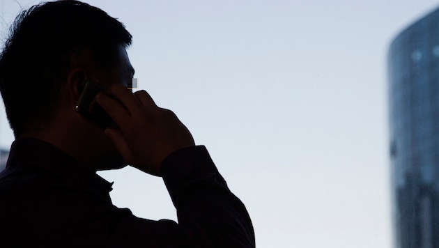 Der Fußgänger telefonierte nicht nur, sondern hatte zum Zeitpunkt des Unfalls auch 0,7 Promille ...