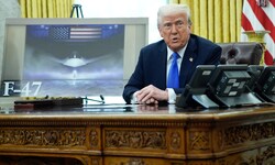 US-Präsident Donald Trump präsentiert eine Illustration des neuen Jets.