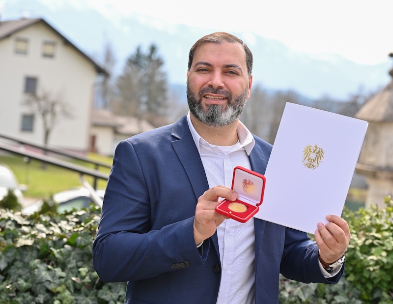 Stolz zeigt A. die Ehrengoldmünze des Bundeskanzlers. (Bild: Evelyn Hronek)