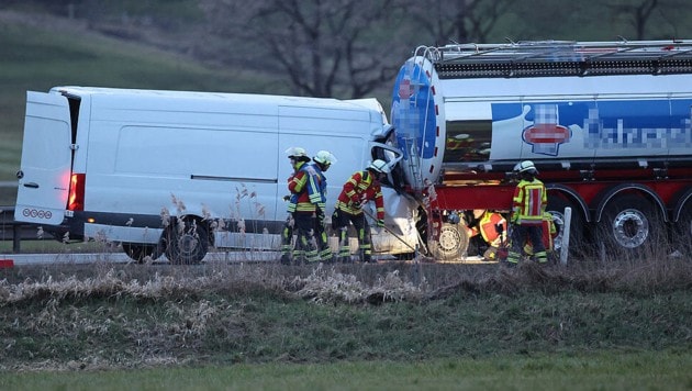 Der Transporter verkeilte sich im Heck des Lkw. (Bild: Bayrisches Rotes Kreuz)