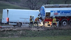 Der Transporter verkeilte sich im Heck des Lkw. (Bild: Bayrisches Rotes Kreuz)