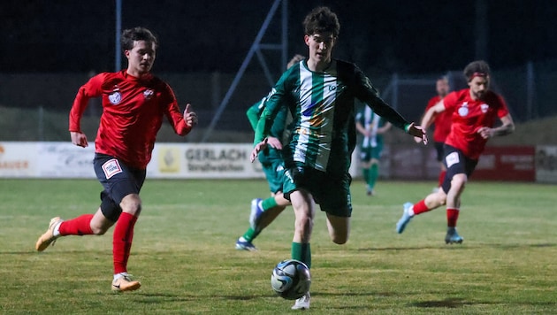 Mathias Chudoba (re.) traf gegen den USK Anif zweimal. (Bild: Tröster Andreas)