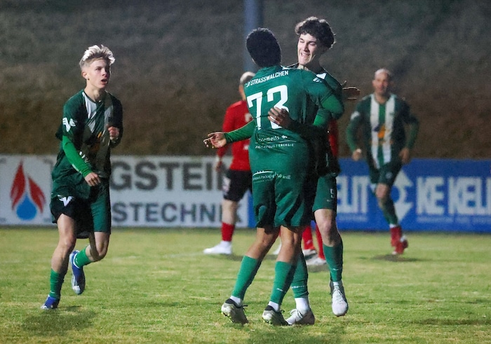 Chudoba wurde von seinem Teamkollegen (Johnson mit der Nummer 73) geherzt.