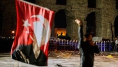 Am Freitag haben in Istanbul 300.000 Menschen für ihren festgenommenen Bürgermeister protestiert. (Bild: AP/Emrah Gurel)