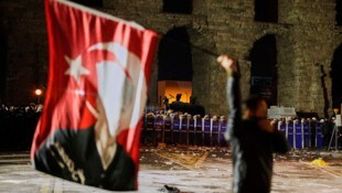 Am Freitag haben in Istanbul 300.000 Menschen für ihren festgenommenen Bürgermeister ...