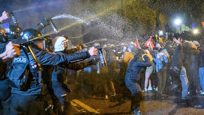Die Polizei ging mit Härte gegen die Demonstrierenden vor.