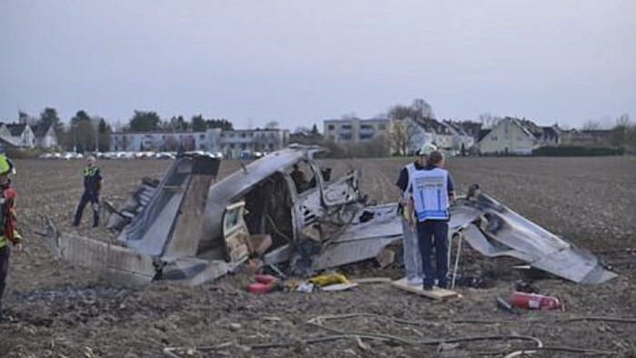 Flugzeugabsturz in Deutschland: Eine kleine Propellermaschine stürzt in der Nähe von Bonn auf ...