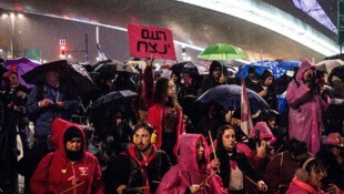 In Israel gehen die Menschen derzeit massenweise gegen ihre Regierung auf die Straße.