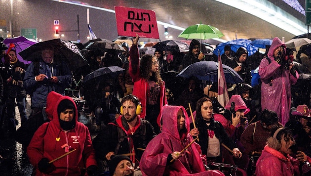 In Israel gehen die Menschen derzeit massenweise gegen ihre Regierung auf die Straße. (Bild: AFP/JOHN WESSELS)