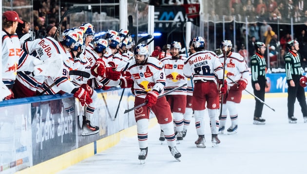 Stille im Hexenkessel: Schneider (3) traf noch zum 3:2-Sieg (Bild: Manuel Mackinger - EC Red Bull Salzburg)