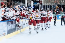 Stille im Hexenkessel: Schneider (3) traf noch zum 3:2-Sieg (Bild: Manuel Mackinger - EC Red Bull Salzburg)