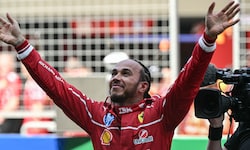 Lewis Hamilton holt den ersten Sieg mit Ferrari.