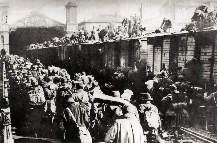 Ehemalige k.u.k. Soldaten bei ihrer Ankunft auf dem Wiener Südbahnhof nach dem Ende ihrer ...