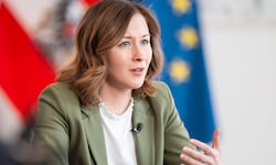 Integrationsministerin Claudia Plakolm will Asylberechtigte in Arbeitsverhältnisse bringen.