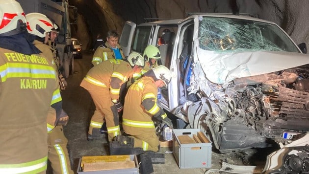 Der eingeklemmte Beifahrer musste aus dem Fahrzeug befreit werden. (Bild: Feuerwehr Kaprun)