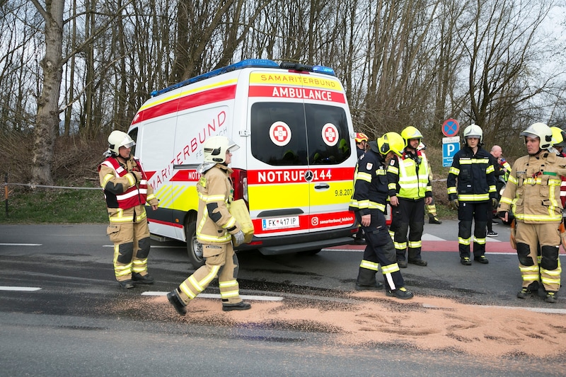 Zwei Personen mussten mit der Rettung ins LKH Feldkirch eingeliefert werden. (Bild: Mathis Fotografie)