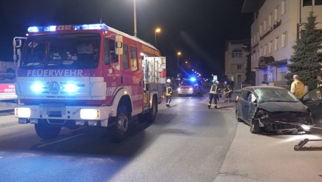 Die Feuerwehr Wörgl musste die Straße nach dem Unfall reinigen. (Bild: FF Wörgl, Krone KREATIV)