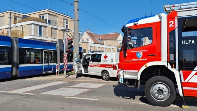 Die Pensionistin erlag am Unfallort ihren Verletzungen. (Bild: Freiwillige Feuerwehr Wiener Neudorf)