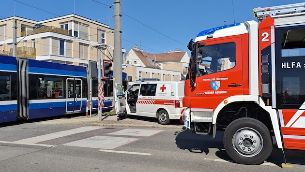 Die Pensionistin erlag am Unfallort ihren Verletzungen. (Bild: Freiwillige Feuerwehr Wiener Neudorf)