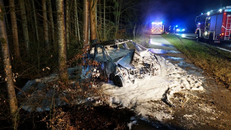 Der Pkw brannte vollständig aus. (Bild: FF Stadt Laufen)