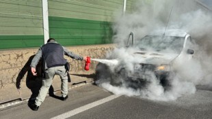 Einer der beiden Finanzpolizisten löschte auf der Nordbrücke mit einem Handfeuerlöscher den Brand. (Bild: BMF/Finanzpolizei)