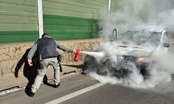 Einer der beiden Finanzpolizisten löschte auf der Nordbrücke mit einem Handfeuerlöscher den ...