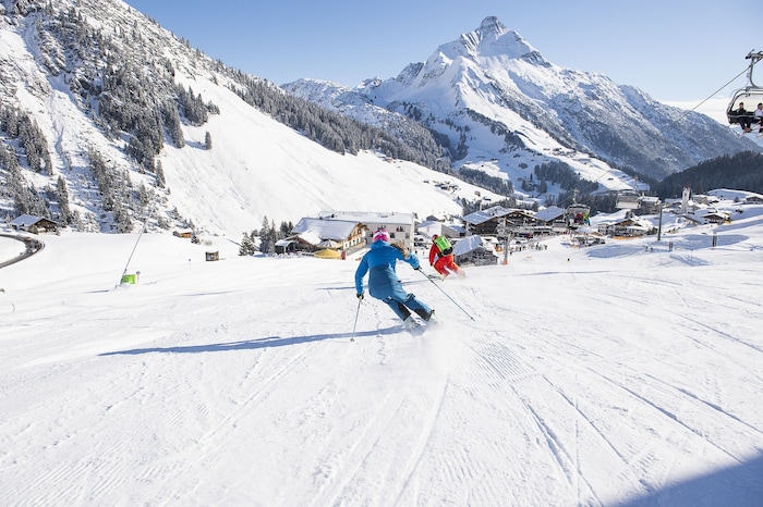Auf den Nordhängen in Warth kann man auch im Frühjahr noch seine Schwünge ziehen.