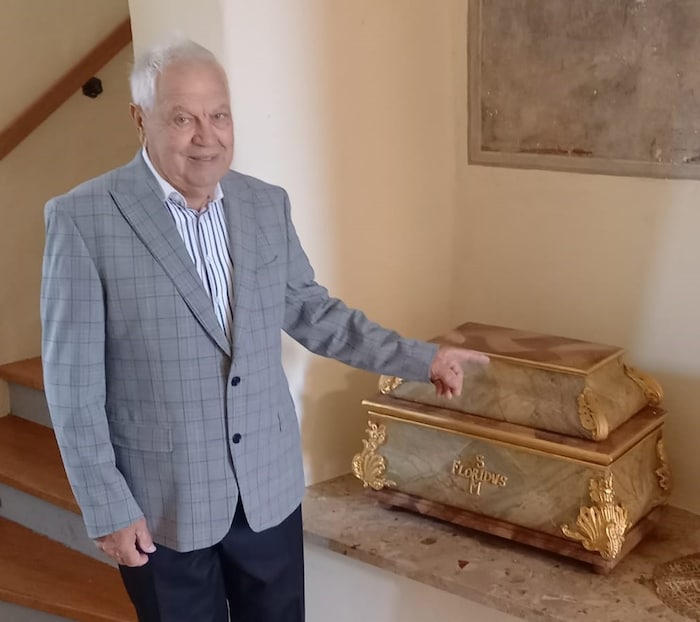 Albin Schneeweiß und das Kistchen, das einige Fragen aufwirft.