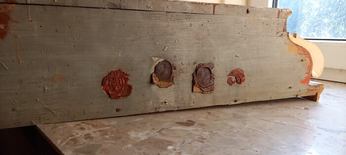 Diese vier Siegel haben einst ein Echtheitszertifikat am Kistchen fixiert. Es hat bestätigt: ...