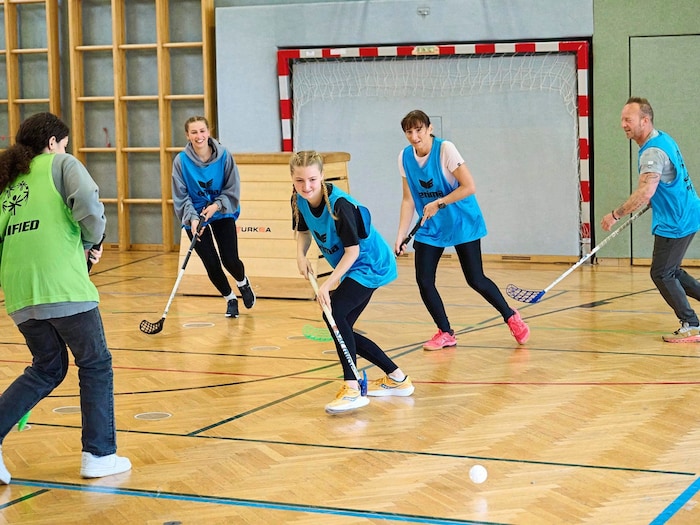 Ein Angebot verschiedener Sportarten wie Hockey erhöht die Motivation.