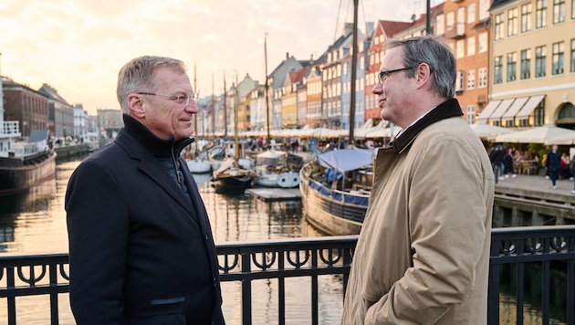 Landeshauptmann Thomas Stelzer im Gespräch mit JKU-Rektor Stefan Koch (re.). Gemeinsam mit einer Delegation ging‘s nach Kopenhagen (Dänemark). (Bild: Peter C.Mayr)