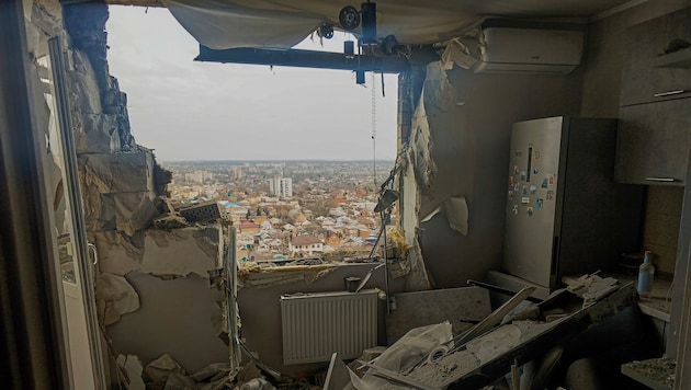 Bei den Ängsten der Tiroler steht ein weiterer Krieg in Europa an oberster Stelle (Archivbild aus der Ukraine). (Bild: AP/AP ( via APA) Austria Presse Agentur)