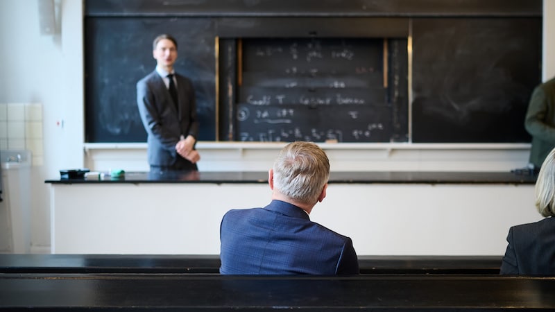 Stelzer bei seinem Besuch im Niels Bohr Institute, wo es viele Infos zu Quanten gab. (Bild: Peter C.Mayr)