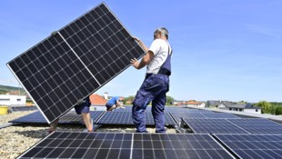 PV-Anlagen boomen derzeit im Ländle. Selbst der Wegfall der Mehrwertsteuerbefreiung ist für die Branche verkraftbar. (Bild: APA/HANS KLAUS TECHT / APA / picturedesk.com)