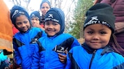 Jung und Alt zeigen sich begeistert über die in Nepal produzierten Mützen und Anoraks, die damit ...