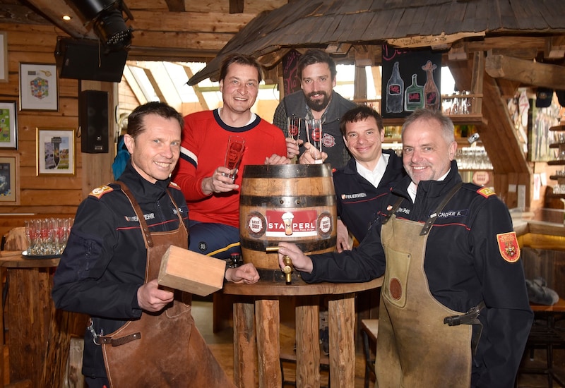 Bieranstich im Stamperl, höchste Brauerei von Österreich. vlnr.: Landesfeuerwehrkommandant Rudolf Robin, Bergbahnenchef Seppi Bogensperger, Brauereichef Christoph Hofmayer, Abschnittsbrandinspektor Josef Heiß, Bezirksfeuerwehrkommandant Kurt Schober. (Bild: Roland Holitzky)