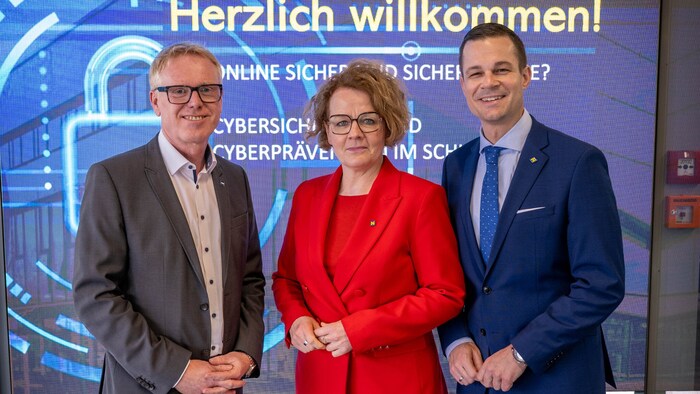 Teschl-Hofmeister mit Christoph Jarisch (Ecoplus) und Bildungsdirektor Karl Fritthum (rechts).