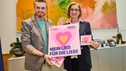 Ein pinkes Herz voller Melodien: Wettbewerbssieger Sieger Markus Wolf mit Landeshauptfrau ...