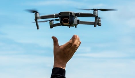 Mit vergleichsweise günstigem Zubehör lassen sich Hobby-Drohnen in tödliche Spielzeuge verwandeln. (Bild: cn0ra - stock.adobe.com)