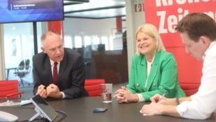 Die Minister Gerhard Karner und Klaudia Tanner beim Interview mit Lokalchef Christoph Budin im neuen „Krone“-Newsroom. (Bild: Jöchl Martin)