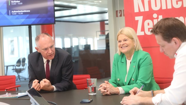 Die Minister Gerhard Karner und Klaudia Tanner beim Interview mit Lokalchef Christoph Budin im neuen „Krone“-Newsroom. (Bild: Jöchl Martin)