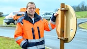 Straßenmeister Thalmair ist zufrieden mit der Haltbarkeit der Holzschilder.