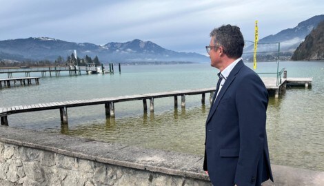 Bürgermeister Harald Humer blickt besorgt auf den Wolfgangsee. Der Wasserstand ist nach dem trockenen Winter extrem niedrig. (Bild: Roittner Felix)