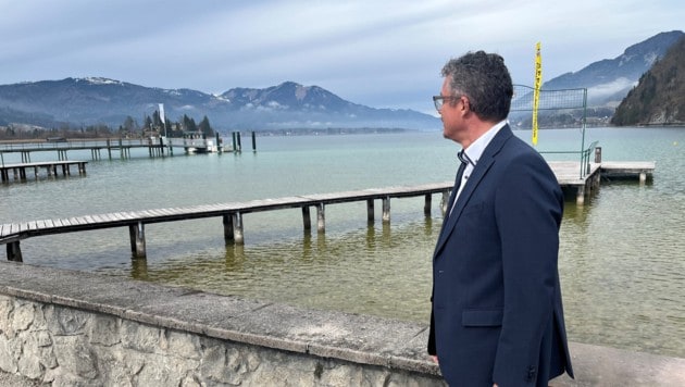 Bürgermeister Harald Humer blickt besorgt auf den Wolfgangsee. Der Wasserstand ist nach dem trockenen Winter extrem niedrig. (Bild: Roittner Felix)