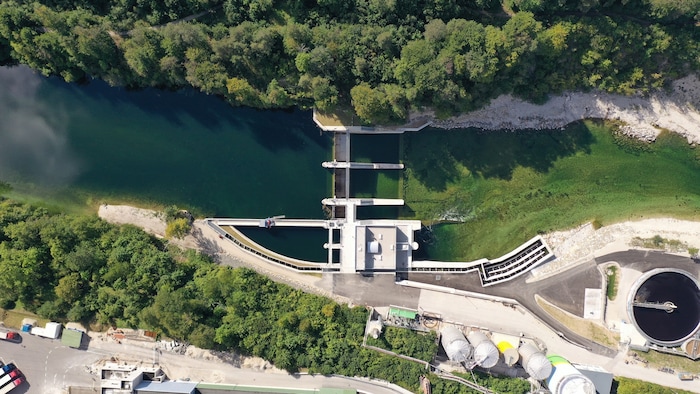 Der See kann nicht viel aufgestaut werden, weil sonst Flusskraftwerke zu wenig Wasser bekommen ...